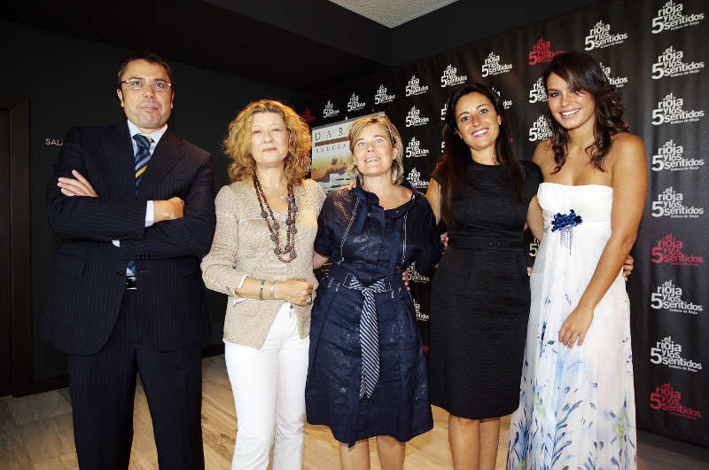 En este momento estás viendo La diseñadora Charo Peres expone sus «vestidos-joya» en las vanguardistas Bodegas Darien
