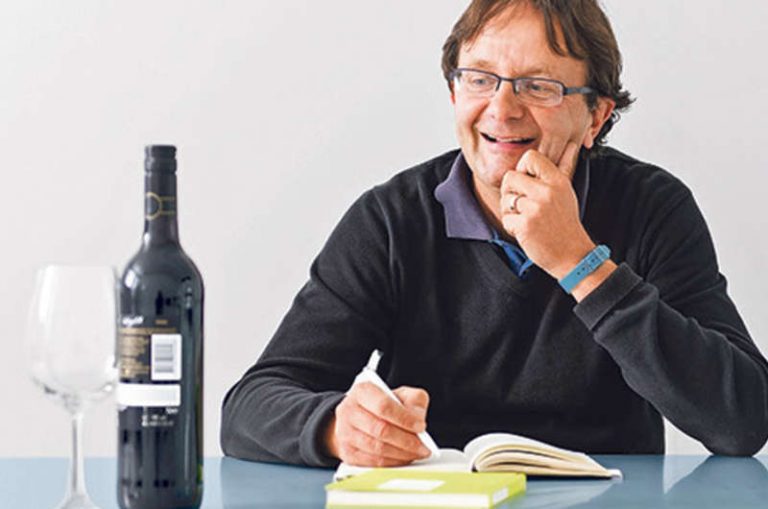Lee más sobre el artículo El crítico Peter Keller destaca el popular crianza Banda Azul entre los vinos que se pueden adquirir en los supermercados de Suiza