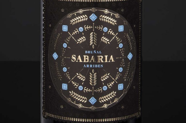 Lee más sobre el artículo La etiqueta del vino Sabaria y Punto, reconocida por los expertos como una de las mejores del mercado