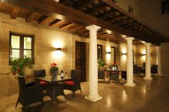 Bodegas Puelles, porche