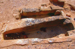 Ermita de Santa María de la Piscina, tumbas medievales